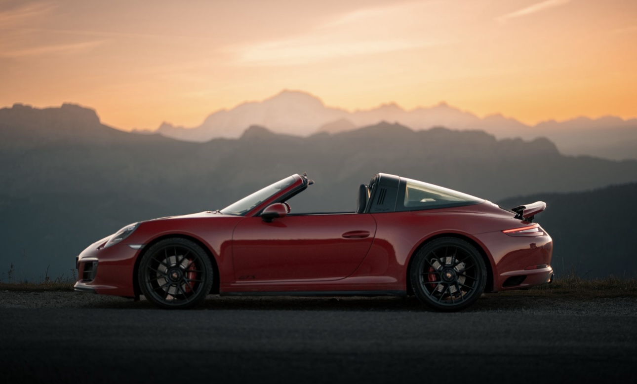 Porsche 911 Targa GTS rouge dans les Alpes — Mission Gentlean