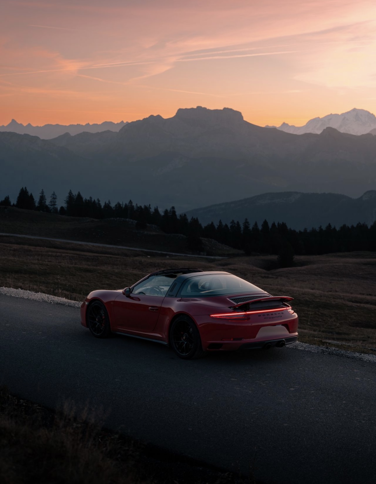 Porsche 911 rouge profil coucher de soleil — Mission Gentlean