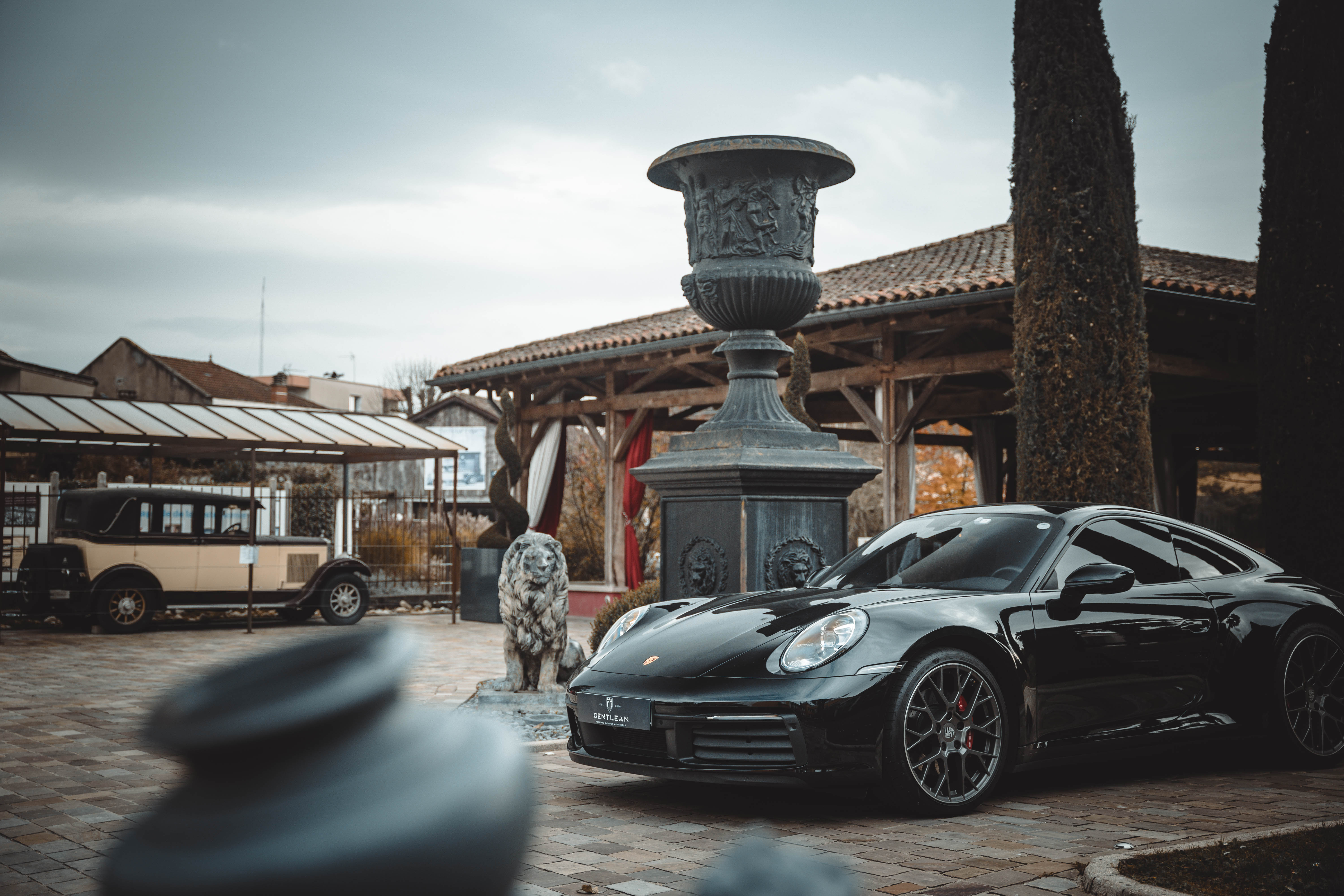 Porsche 992 noire au Château de Servolex — Mission Gentlean