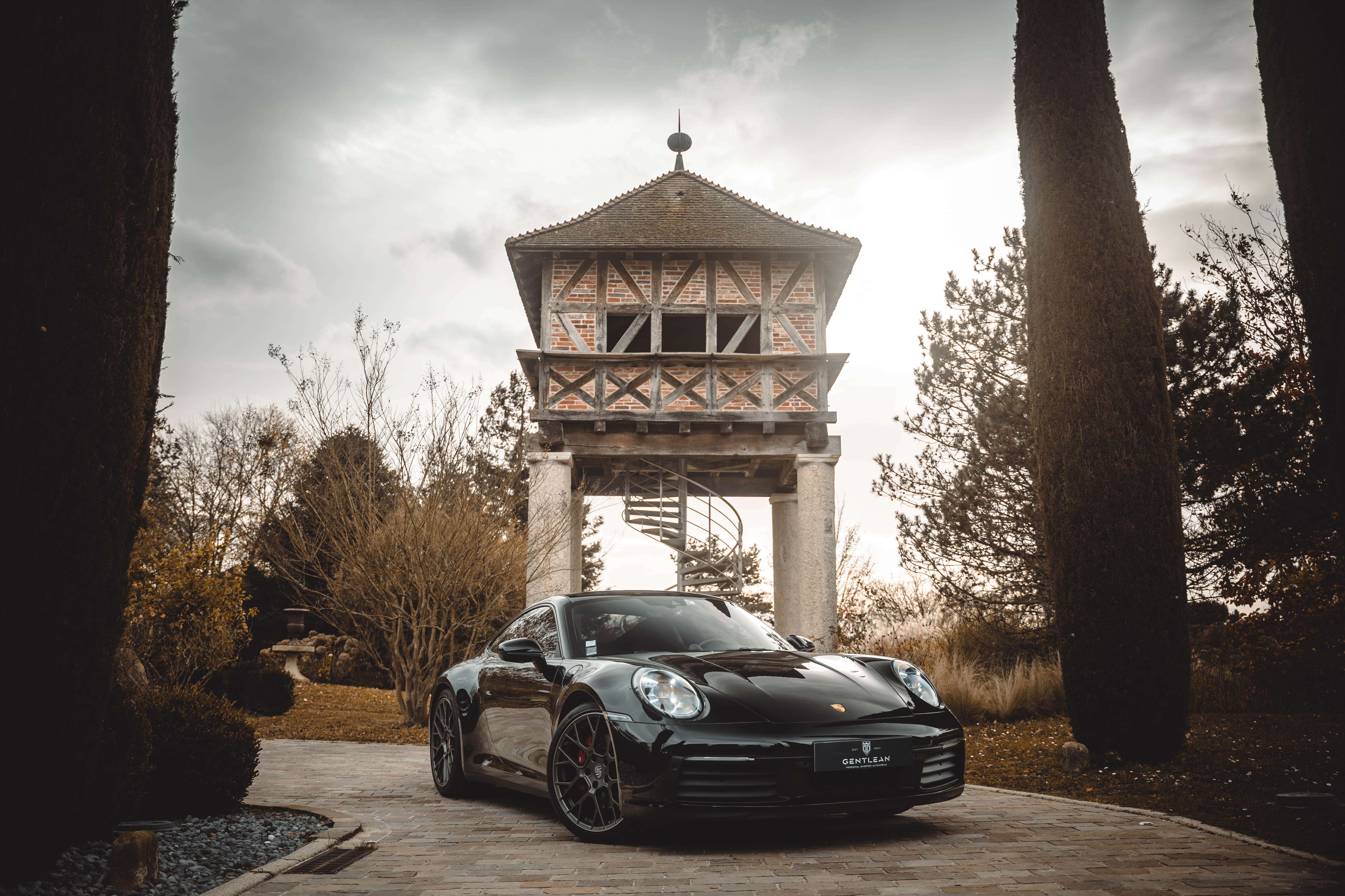 Porsche 992 noire au pigeonnier — Mission Gentlean